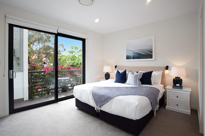 أحلام مع إطلالة: استيقظ على جمال بوندي في غرفة نومنا الأنيقة والواسعة.