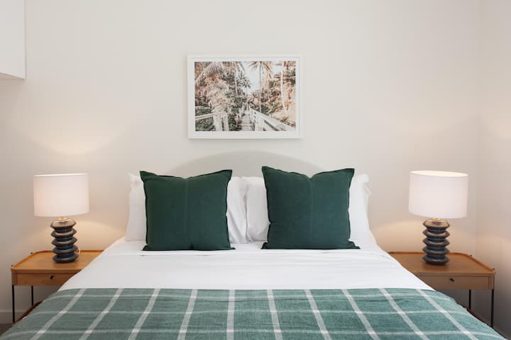 ليالي مريحة في الأناقة: اكتشف مثالًا للوظائف العائلية في غرفة نومنا المريحة.