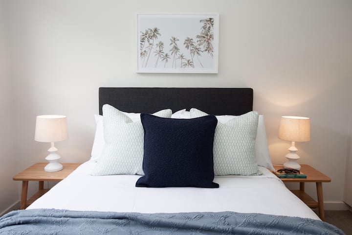 الرمال الذهبية والأحلام الحلوة: جرب سحر بوندي في غرفة نومنا المريحة.