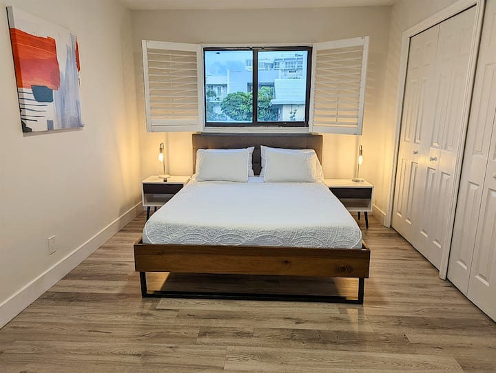 Te damos la bienvenida a tu hermoso y luminoso dormitorio principal.