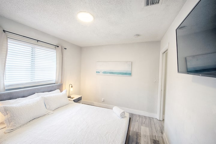 Bienvenido a tu dormitorio de invitados con (muy) vistas parciales al mar... lo suficientemente cerca como para ver las olas rompiendo.