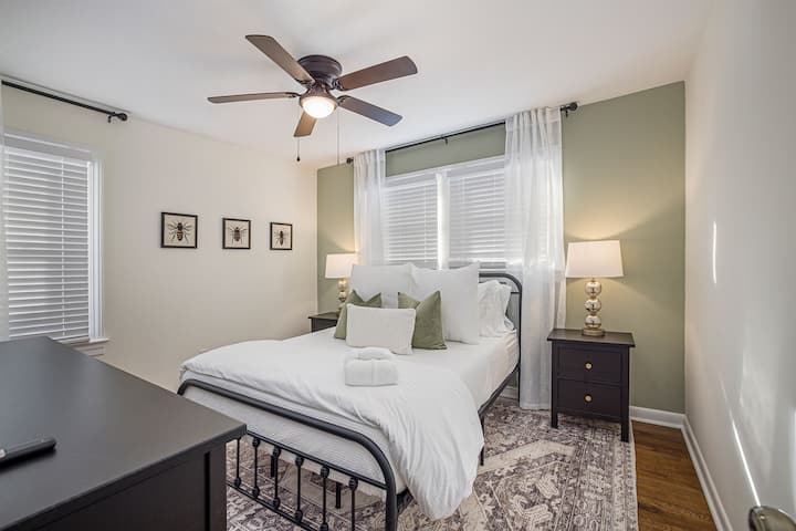 标准双人床卧室。