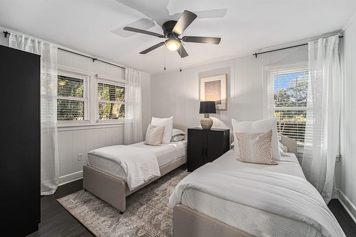 Spavaća soba s 2 odvojena kreveta.