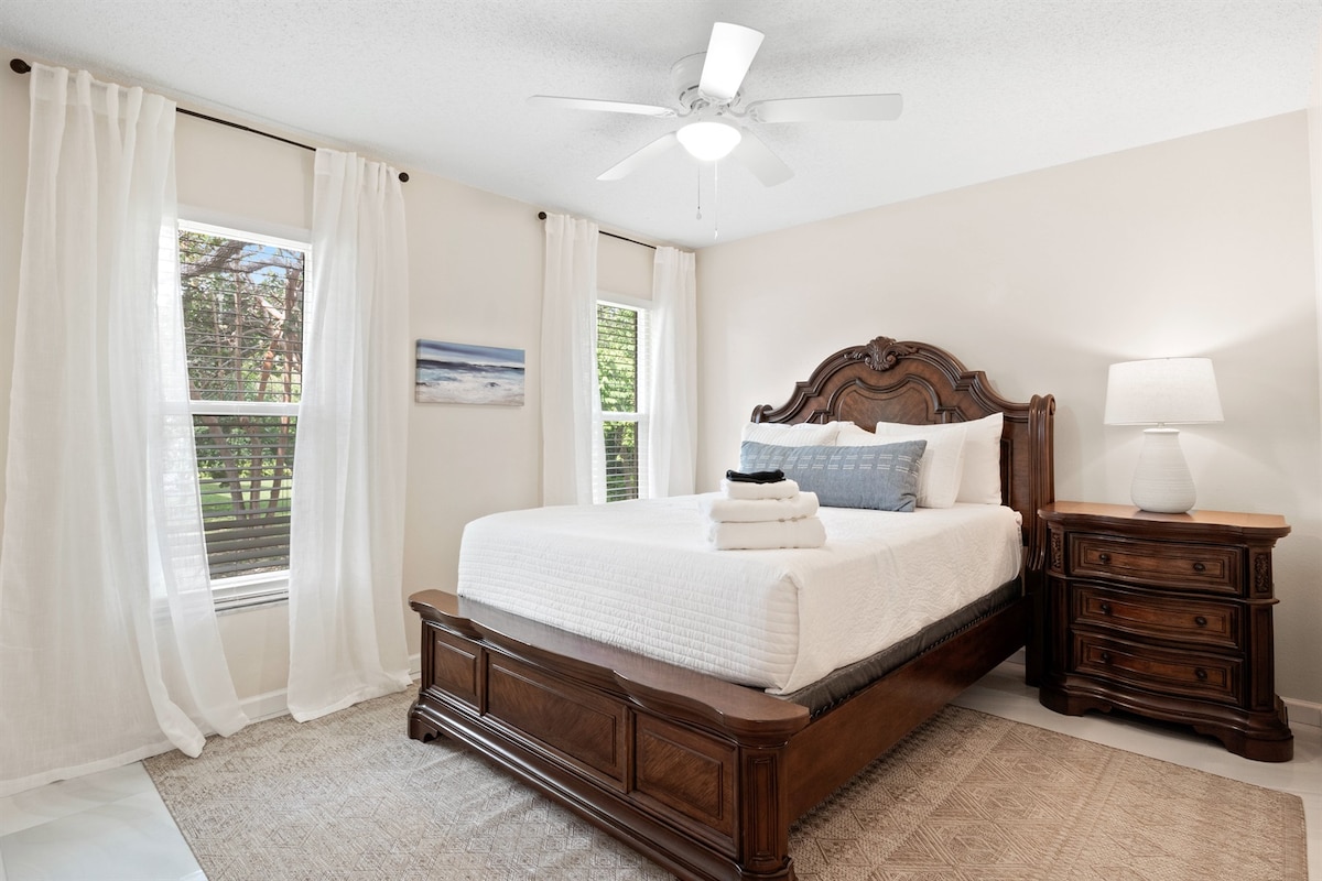 ห้องนอนที่มีเสน่ห์และสว่างสดใส พร้อมเฟอร์นิเจอร์ไม้สไตล์คลาสสิกและผ้าปูที่นอนที่นุ่มสบาย เหมาะสำหรับการนอนหลับอย่างสงบ