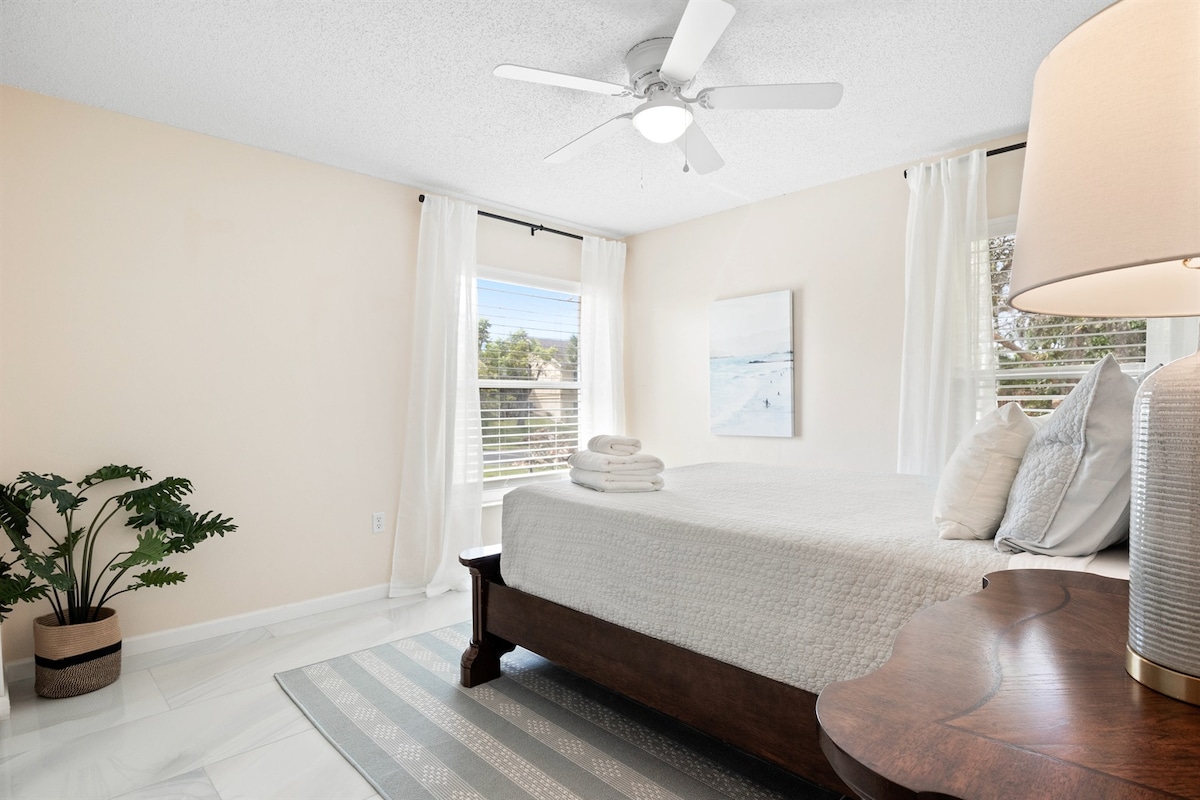 ผ่อนคลายในห้องนอนที่มีสไตล์สวยงามพร้อมแสงธรรมชาติ เฟอร์นิเจอร์หรูหรา และเครื่องนอนคุณภาพระดับโรงแรม