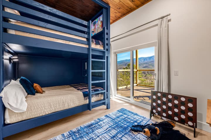 这张令人难以置信的标准双人床在双层床上，每张双层床上都有自己的Xbox One和43英寸4K电视。  这是一张「独一无二」的梦幻双层床，您在其他地方找不到！这间双层床房不仅适合儿童入住， 4位成人可以舒适入睡！