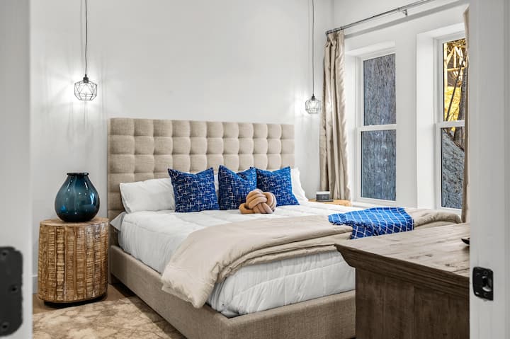 2号卧室宽敞，配有一张带现代主题的加大双人床，欢迎您入住。