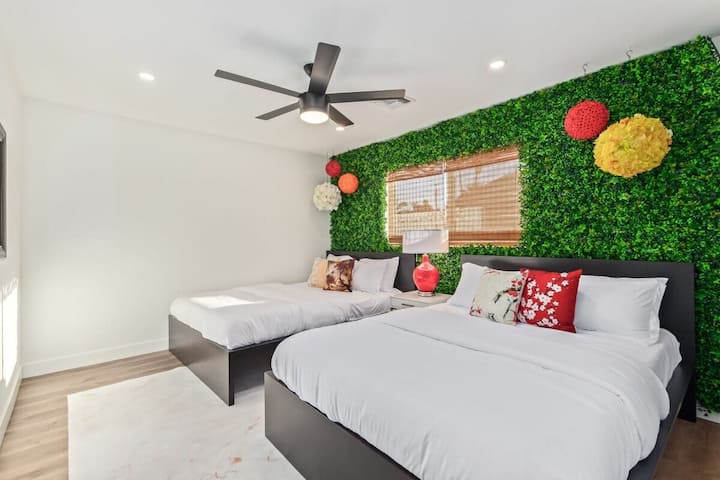 Welcome to the Wynn Room! This room features two queen sized beds to accommodate up to 4 guests.