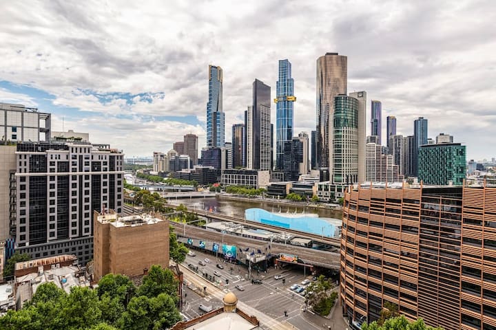 Spectacular views and spacious 2 bed 2 bath!