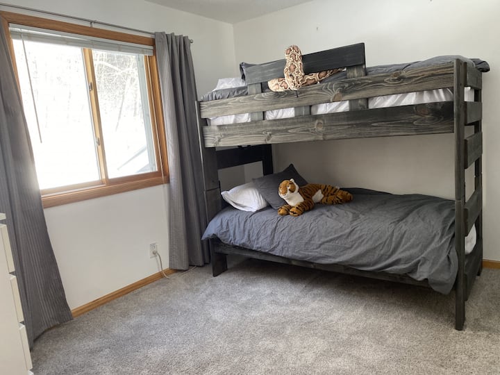 Საბავშვო საძინებელი - ორსართულიანი საწოლები (ტყუპები)