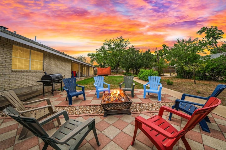 Queen Haus W/ Hot Tub 1 Mile To Main St. Sleeps 12 - Fredericksburg, TX