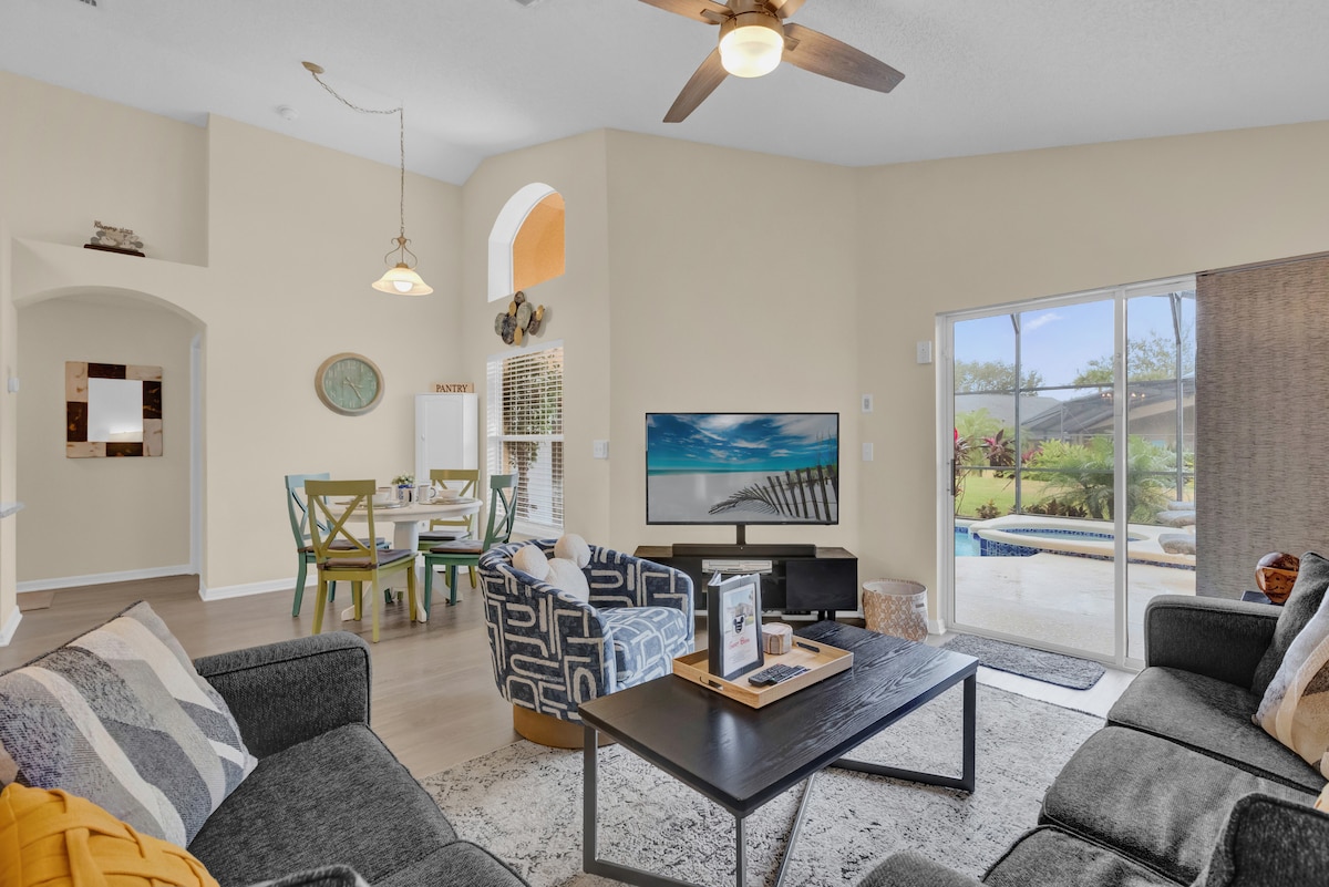 08-8519 Sunrise Key Dr - Living 1