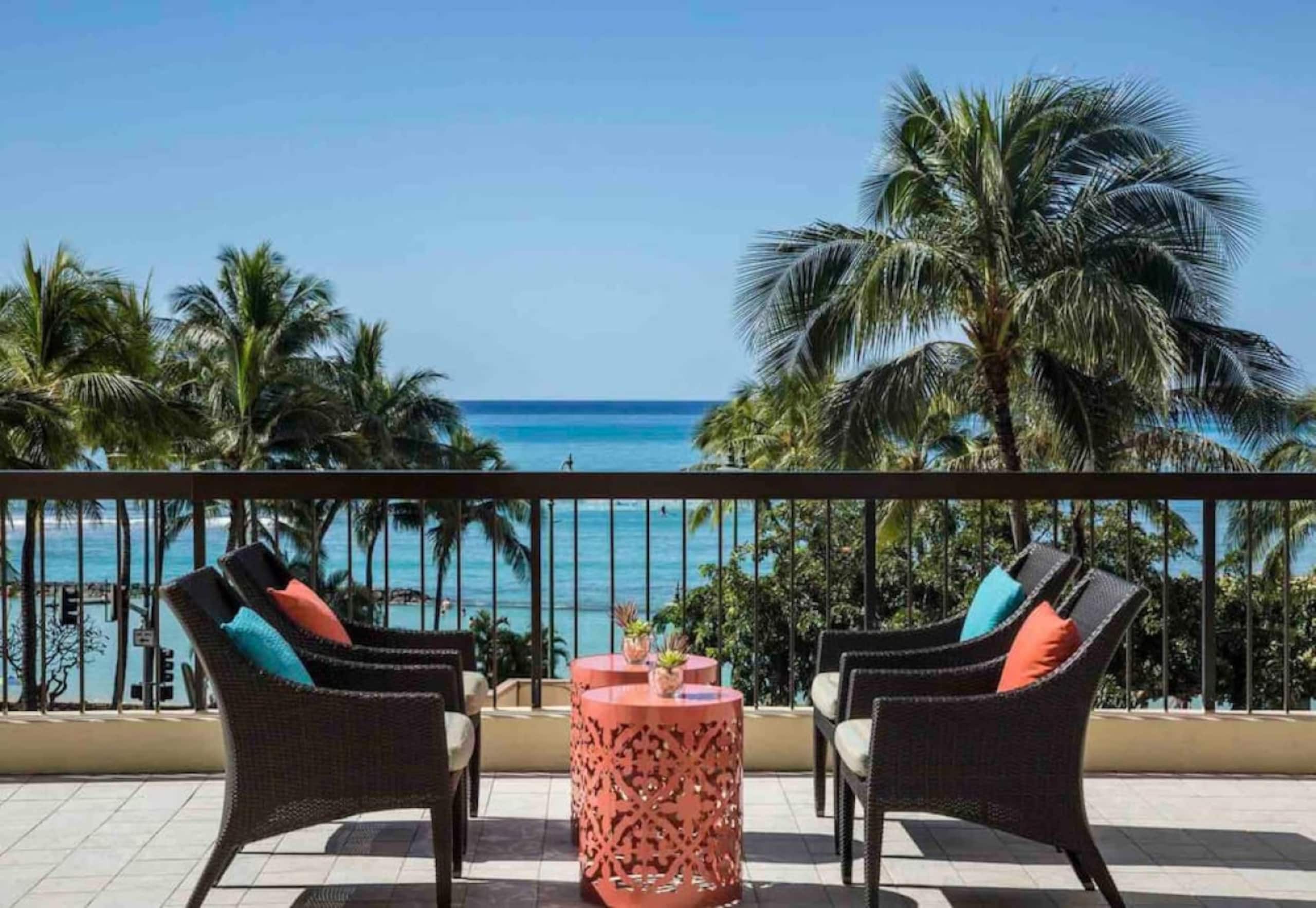 Condo in Honolulu · ★4.96 · 2 bedrooms · 4 beds · 2 private baths - Image 30