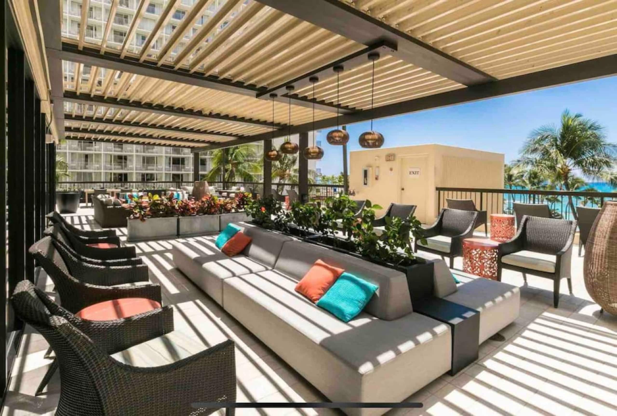 Condo in Honolulu · ★4.96 · 2 bedrooms · 4 beds · 2 private baths - Image 26