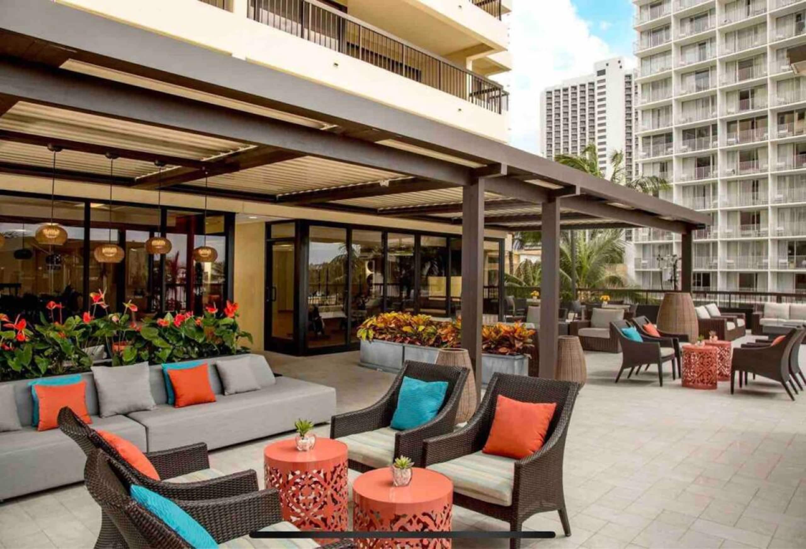 Condo in Honolulu · ★4.96 · 2 bedrooms · 4 beds · 2 private baths - Image 27