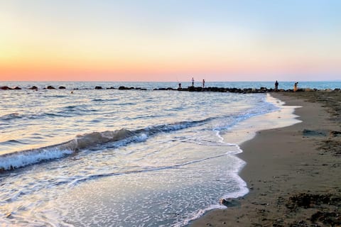 Upstay: Modern 2BR Sea Side Apartment with Balcony