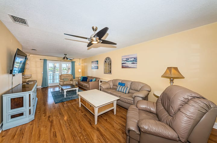 พื้นที่นั่งเล่นแบบเปิดโล่งขนาดใหญ่