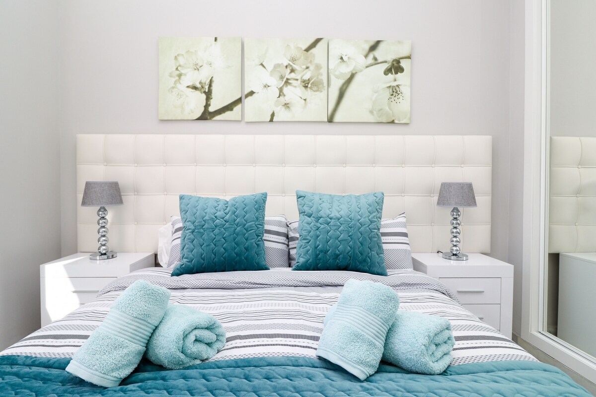 Beautiful sunny townhouse - great hotel facilities 4