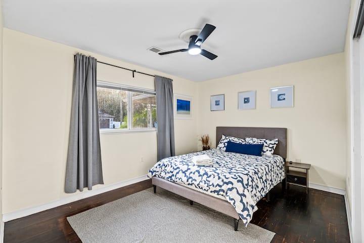 Spavaća soba s bračnim krevetom