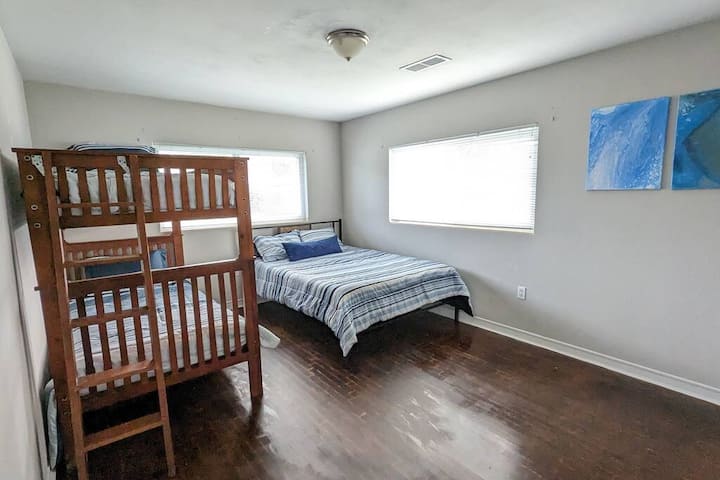 เตียงควีนไซส์ห้องนอนที่ 3 พร้อมเตียงสองชั้นคู่