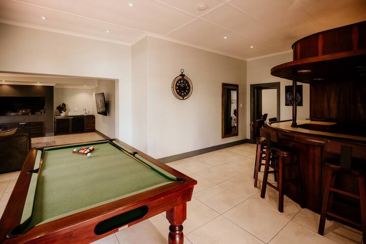 Spacious home with pool 200M from beach. gallery image 4