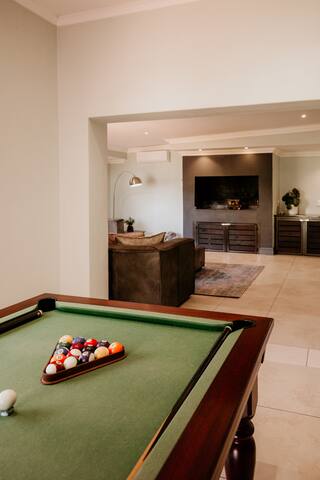 Spacious home with pool 200M from beach. gallery image 2