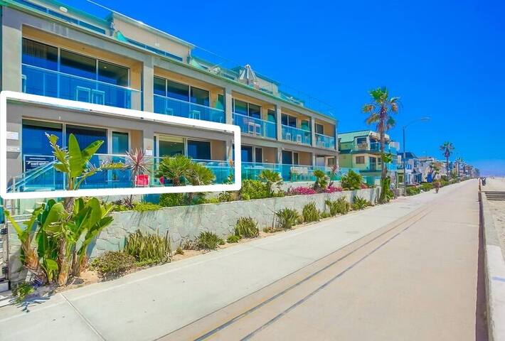 Ocean Front + 2 Private View Decks in Heart of MB