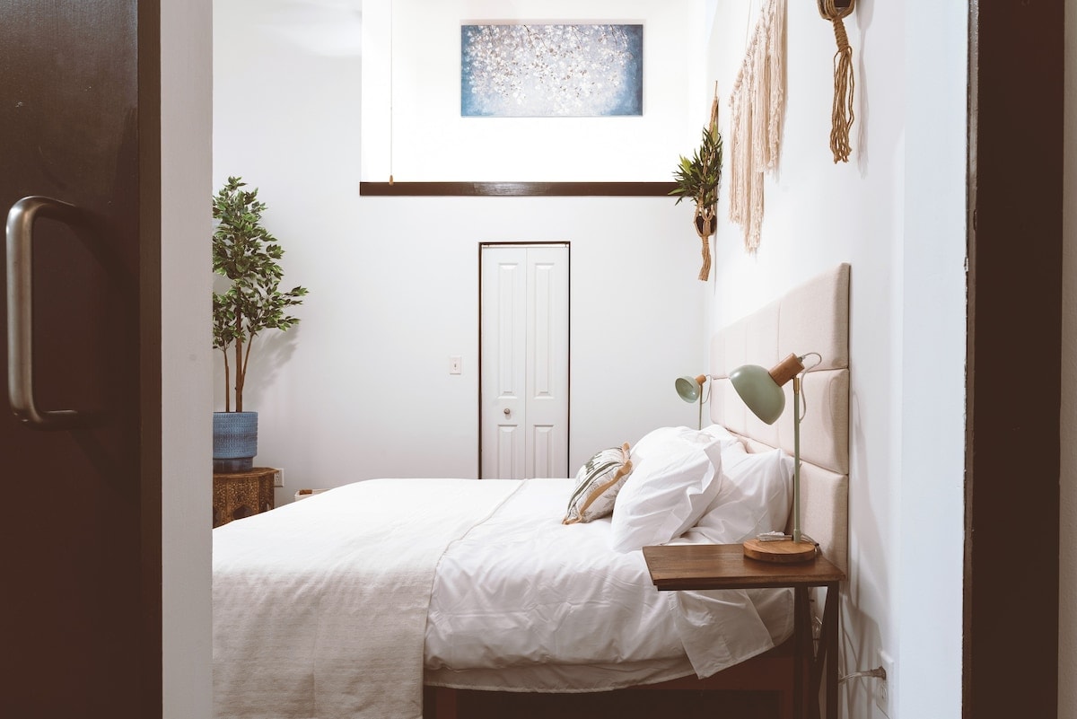 Dormitorio 1 con cama king en suite.