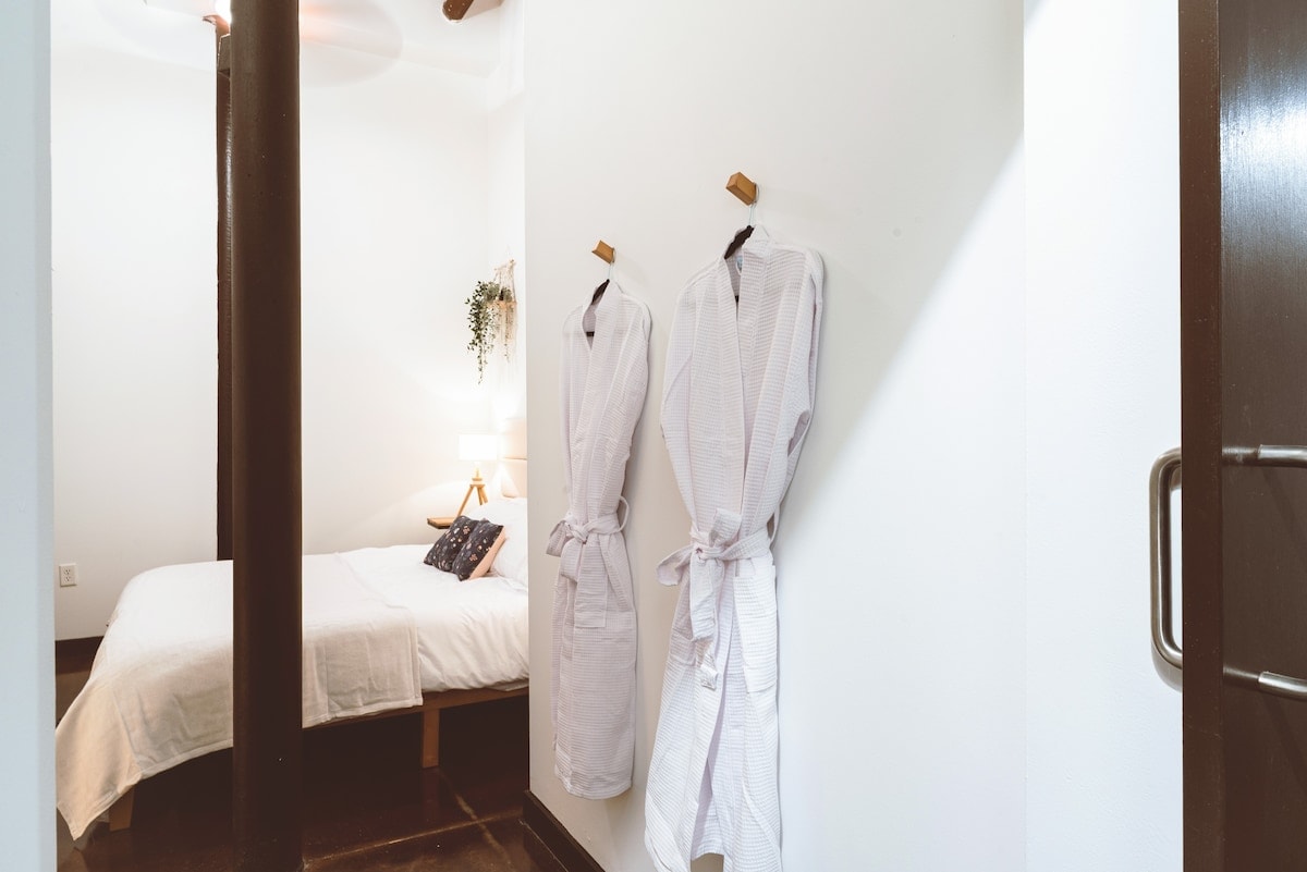 2 albornoces en cada dormitorio