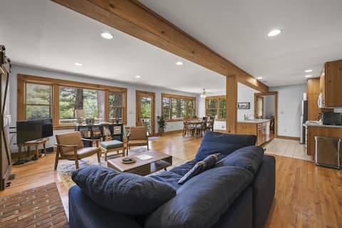 - Lake Front 4 Bdr w/ Fast Internet! -