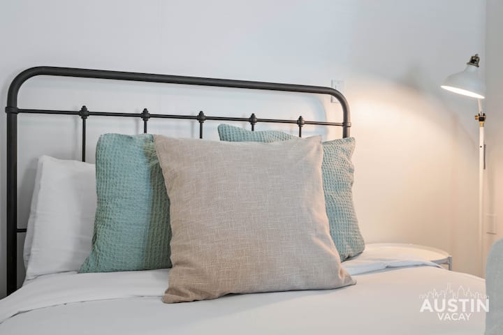 Завиткано во приспособена хотелска постелнина која е толку плишана, дури и копчето за мирување ви изгледа луксузно.