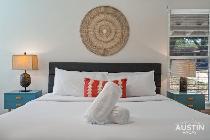 Приспособената хотелска постелнина е толку луксузна, дури и чувството на ѕидна уметност е разгалено.