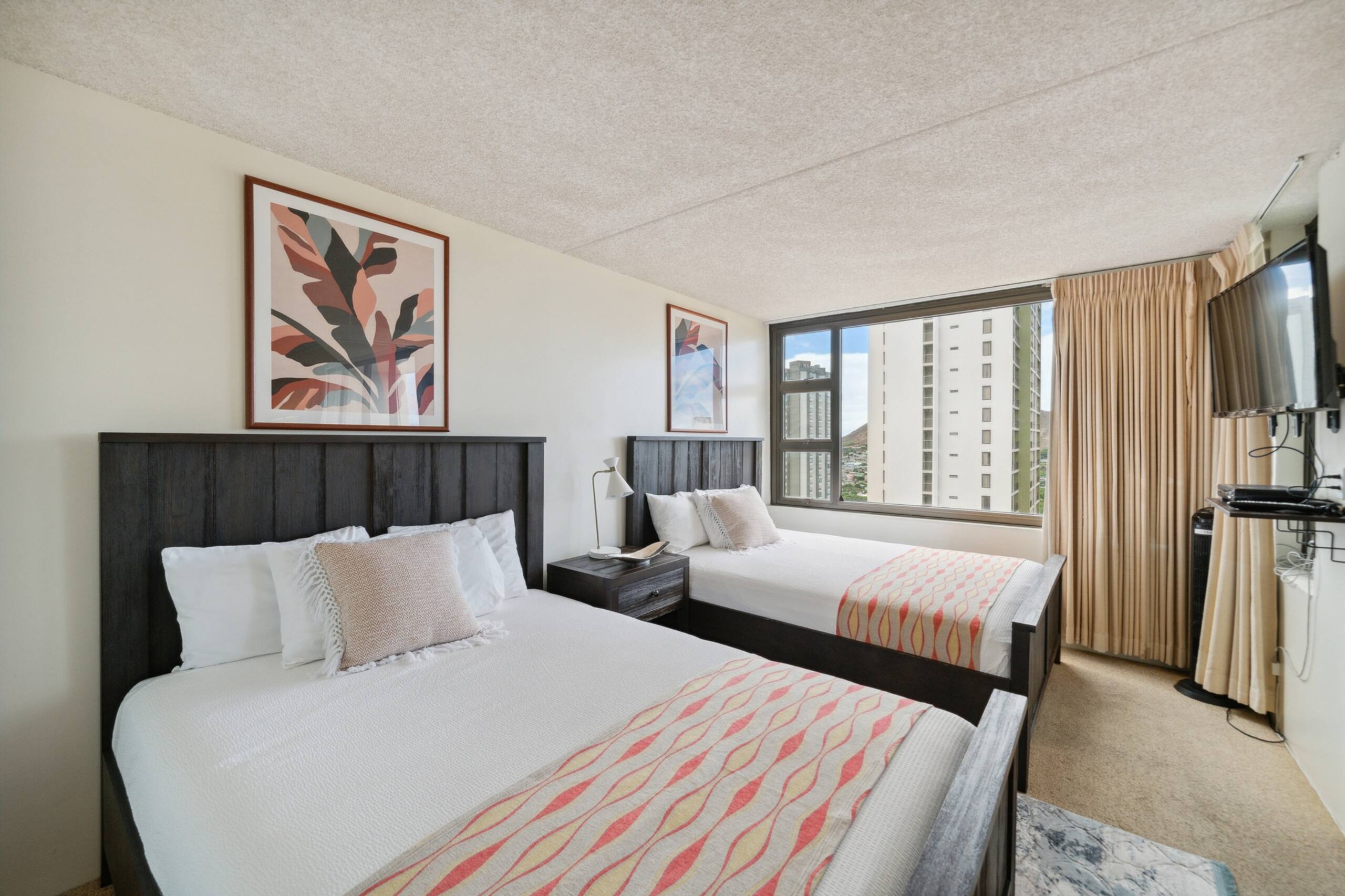 Condo in Honolulu · ★4.56 · 1 bedroom · 3 beds · 1 private bath - Image 6