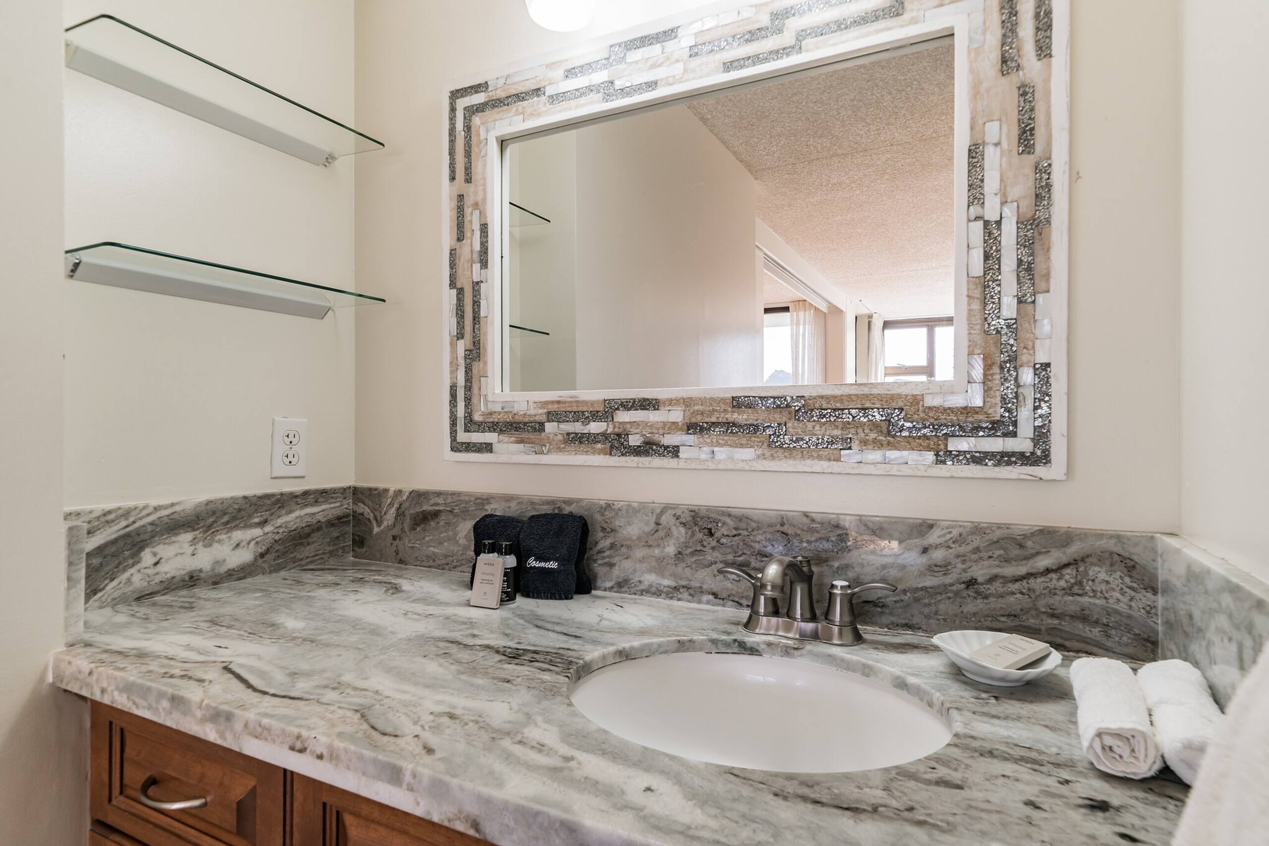 Condo in Honolulu · ★4.56 · 1 bedroom · 3 beds · 1 private bath - Image 8