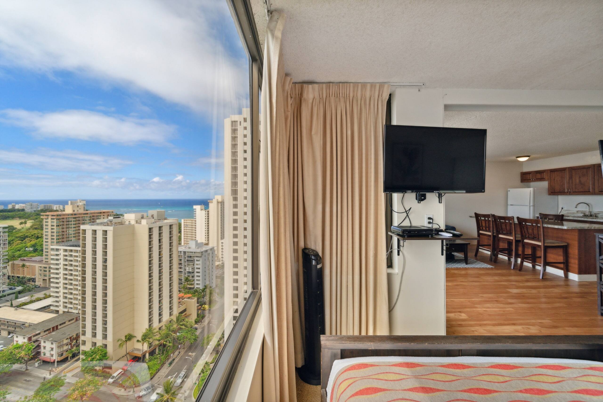 Condo in Honolulu · ★4.56 · 1 bedroom · 3 beds · 1 private bath - Image 5