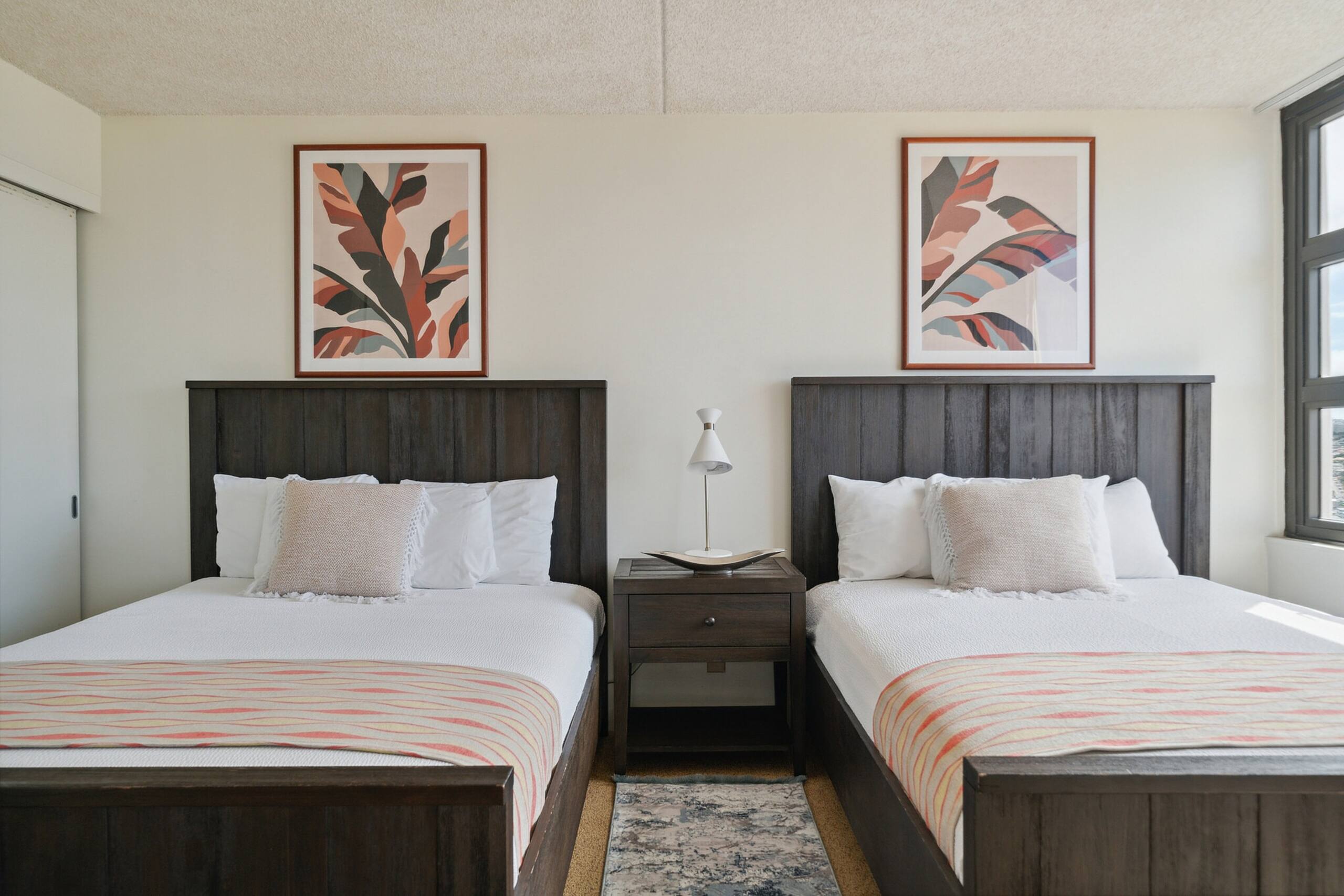 Condo in Honolulu · ★4.56 · 1 bedroom · 3 beds · 1 private bath - Image 3