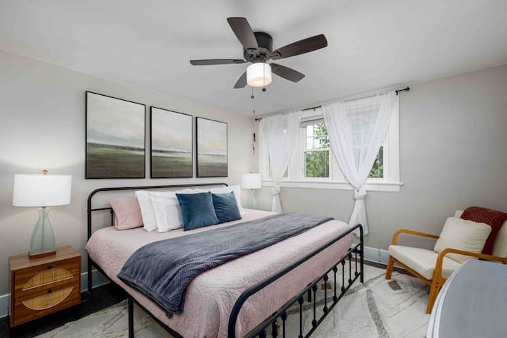 Bedroom 1 (king bed)