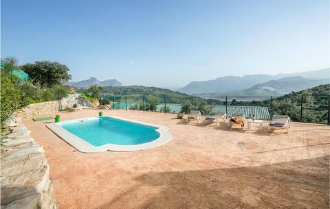 Beautiful home in Algodonales with WiFi