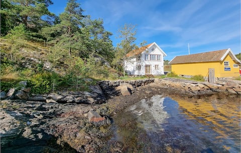 Lovely home in Stillingsön with WiFi