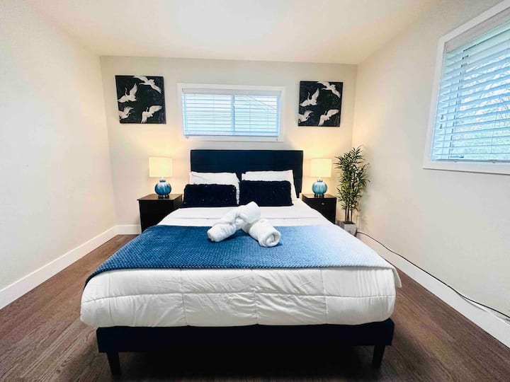 Მთავარი საძინებელი | 152 × 203 სმ ზომის საწოლი საკუთარი სააბაზანოთი