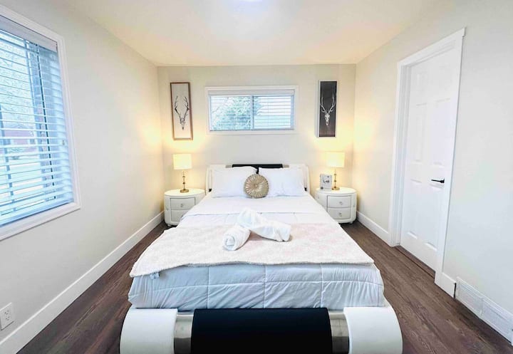 Მყუდრო და არაჩვეულებრივი დეკორაცია საძინებლებში. 
Საძინებელი 1 | საწოლი 152 × 203 სმ საზიარო სააბაზანოთი