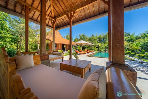 Stunning Joglo estate with free breakfast!