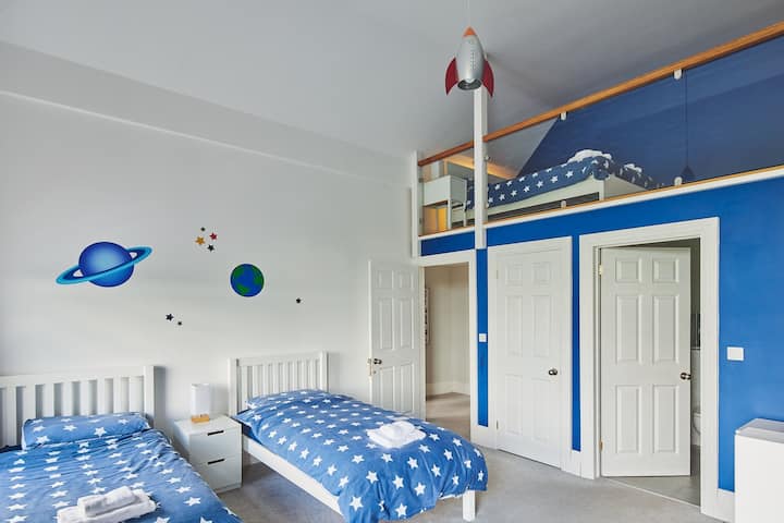 Un dormitorio con dos camas individuales en Oakfield, Somerset