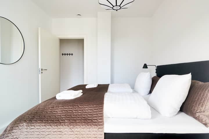 Tunatoa mashuka na taulo safi kwa ajili ya starehe na urahisi wako.