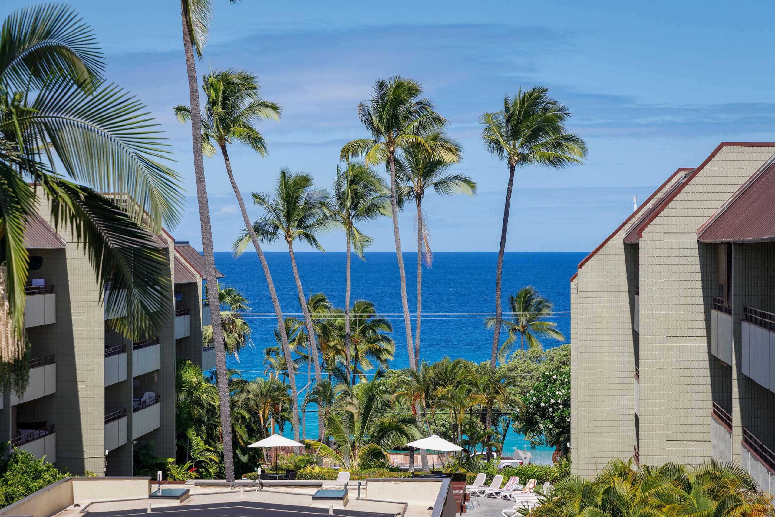 Condo in Kailua-Kona · ★4.74 · 2 bedrooms · 4 beds · 2 private baths - Image 2