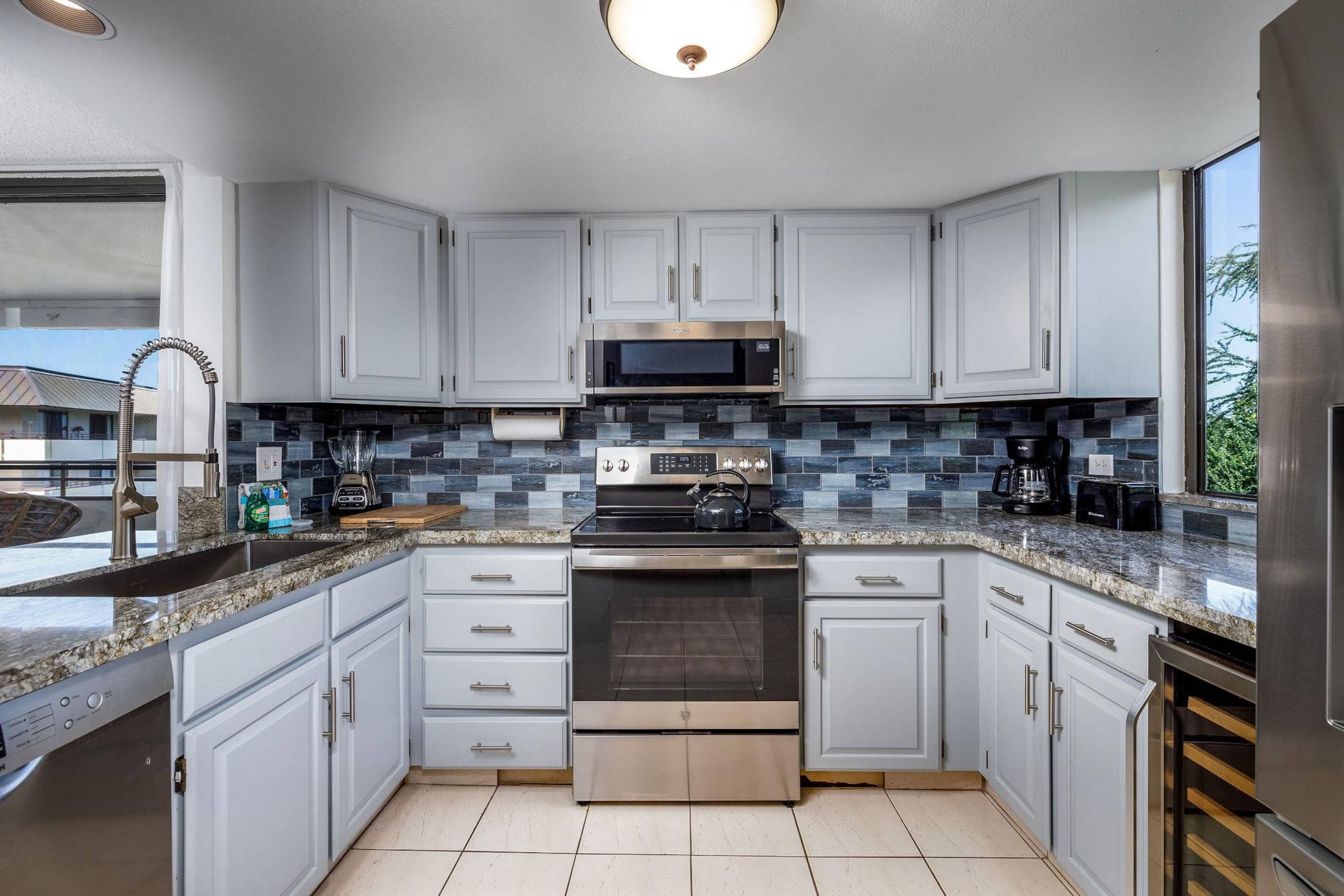 Condo in Kailua-Kona · ★4.74 · 2 bedrooms · 4 beds · 2 private baths - Image 9