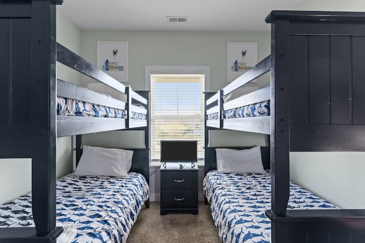 Little Surfers Welcome! Books and toys in kids bunk room as well