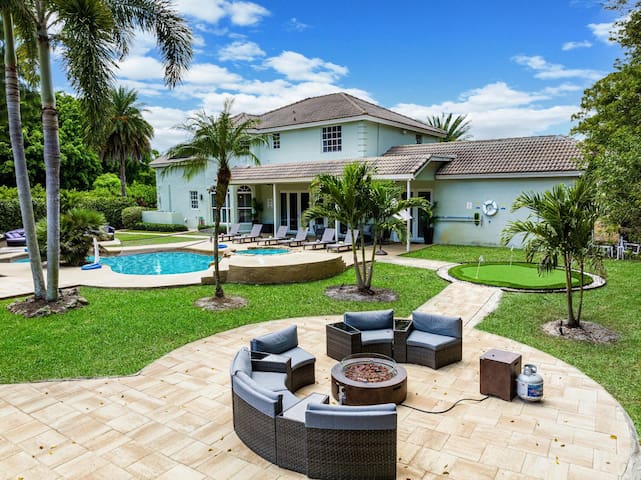 8BR Entertainers Estate w/ Pool, Games & Theater !