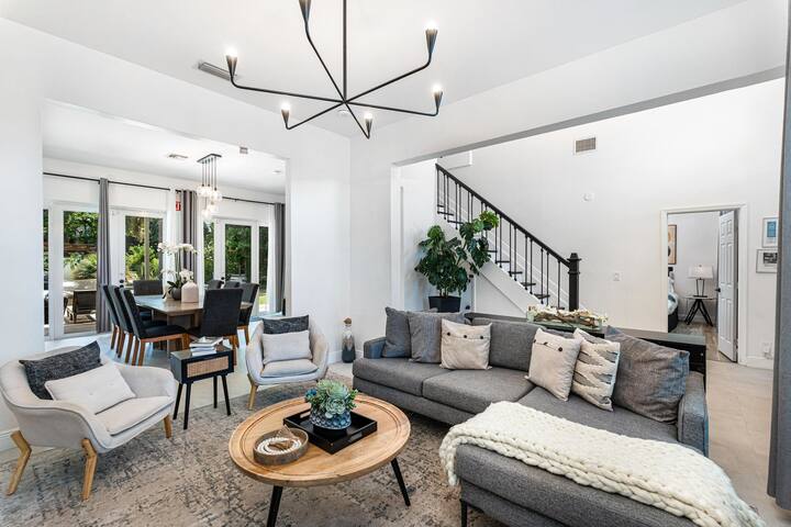 8BR Entertainers Estate w/ Pool, Games & Theater ! gallery image 3