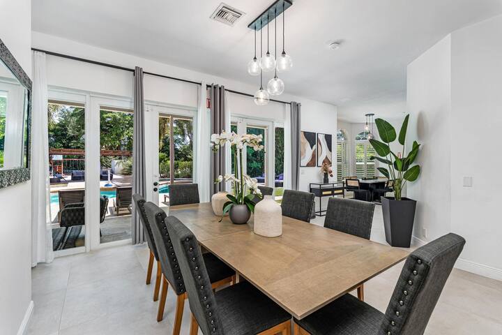 8BR Entertainers Estate w/ Pool, Games & Theater ! gallery image 4